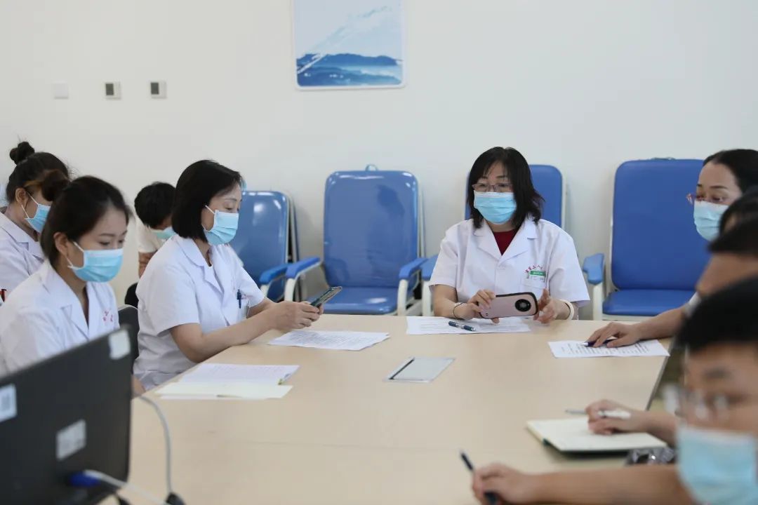 全省首家！中國醫(yī)科大學附屬第一醫(yī)院專家來“查房”，家門口享國內(nèi)優(yōu)質(zhì)醫(yī)療資源！(圖2)