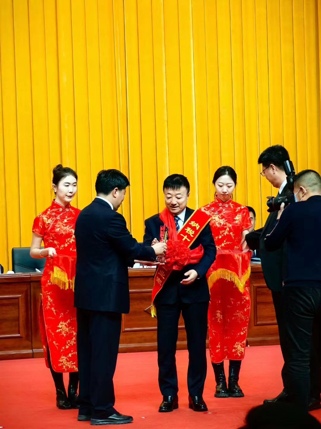 《全市民營經(jīng)濟(jì)大會(huì)》暨2023年度民營企業(yè)納稅十強(qiáng)表彰大會(huì)在葫蘆島市文化宮隆重召開，董事長趙立君先生代表集團(tuán)上臺(tái)領(lǐng)獎(jiǎng)(圖3)