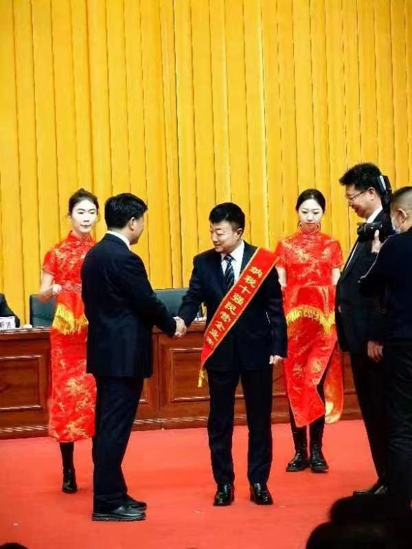 《全市民營經(jīng)濟(jì)大會(huì)》暨2023年度民營企業(yè)納稅十強(qiáng)表彰大會(huì)在葫蘆島市文化宮隆重召開，董事長趙立君先生代表集團(tuán)上臺(tái)領(lǐng)獎(jiǎng)(圖2)