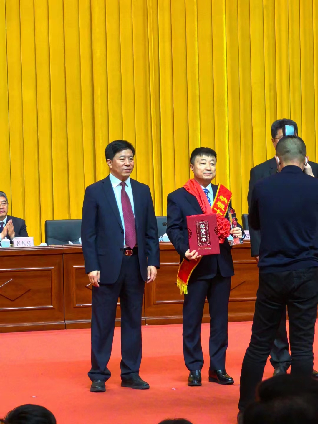 《全市民營經(jīng)濟(jì)大會(huì)》暨2023年度民營企業(yè)納稅十強(qiáng)表彰大會(huì)在葫蘆島市文化宮隆重召開，董事長趙立君先生代表集團(tuán)上臺(tái)領(lǐng)獎(jiǎng)(圖4)